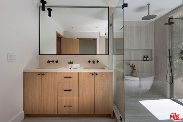 3977 Oeste Avenue, Studio City CA: https://media.crmls.org/mediaz/677ef1ed-f4dc-451a-b220-39ad8ed5a75e.jpg