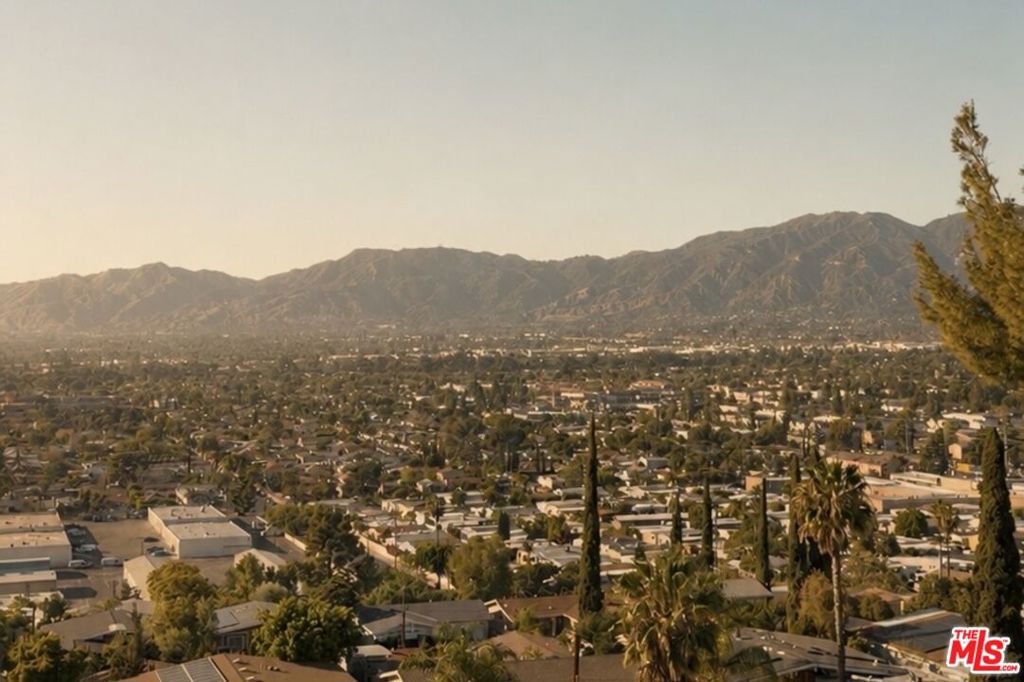 https://media.crmls.org/mediaz/677fe3a3-8754-4165-8c87-9aa743111b6f.jpg?preset=X-Large