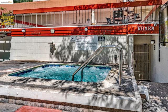 288 Whitmore St, Oakland CA: https://media.crmls.org/mediaz/67804f90-a2c1-4913-ad86-da70841e4dde.jpg