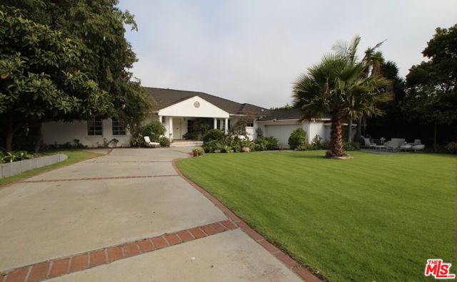 13716 W Sunset Boulevard, Pacific Palisades CA: https://media.crmls.org/mediaz/6780f8eb-4499-4863-b055-527ecae3c101.jpg