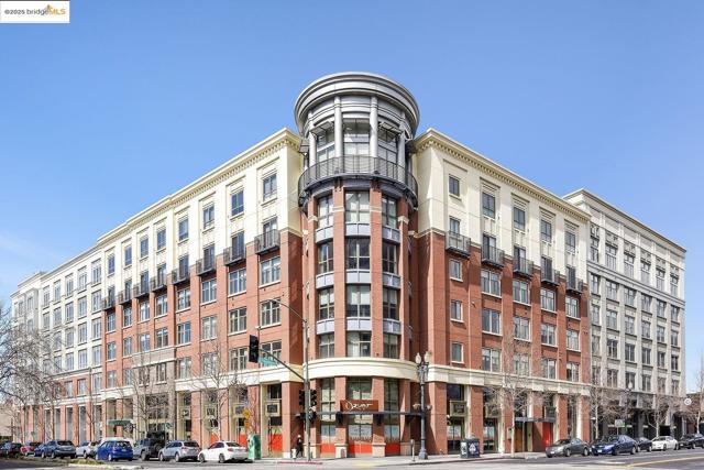 438 W Grand Ave, Oakland CA: https://media.crmls.org/mediaz/67811f94-08ed-4ce5-ba80-5768b2f35aab.jpg