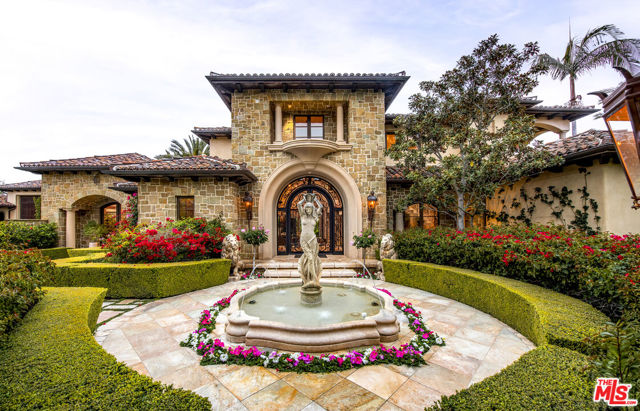 427 La Marina Drive, Camarillo CA: https://media.crmls.org/mediaz/6781c1a2-15f3-4ea2-a031-9dfe1b89147c.jpg