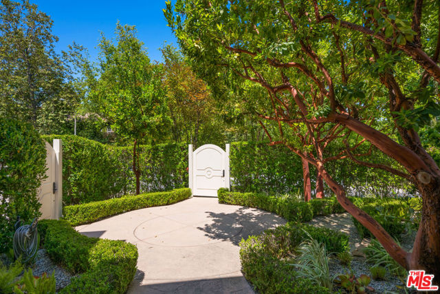 26722 Provence Drive, Calabasas CA: https://media.crmls.org/mediaz/678200fb-9d32-4776-9acf-b9e006cbcd22.jpg