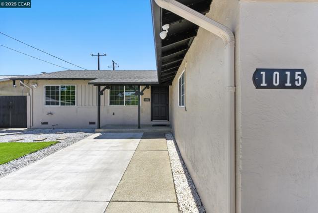 1015 Falcon Dr, Vallejo CA: https://media.crmls.org/mediaz/6782075a-1c4f-4a02-9953-47c3738af24f.jpg