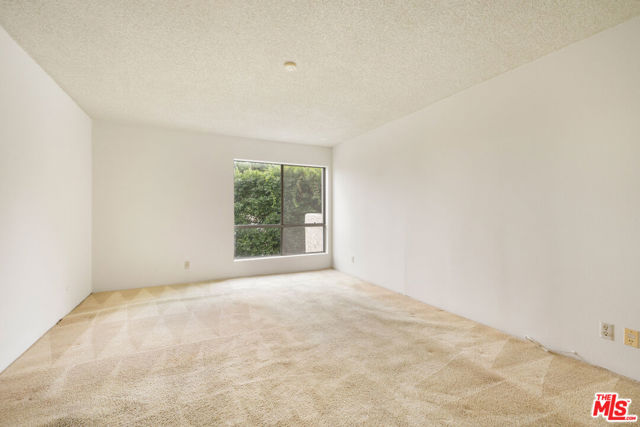 8400 De Longpre Avenue, West Hollywood CA: https://media.crmls.org/mediaz/67823c43-9274-4a72-94a4-f2590da715ed.jpg