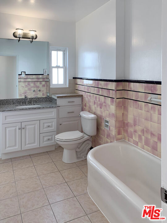 120 N Orange Drive, Los Angeles CA: https://media.crmls.org/mediaz/6782e7f4-34af-45db-b983-8a6b75c01c3e.jpg