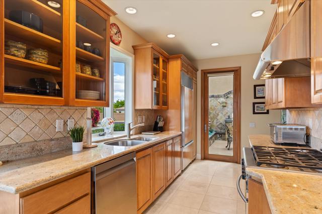 105 Lake Shore Drive, Rancho Mirage CA: https://media.crmls.org/mediaz/67835e70-714b-4658-b5a1-4425c0238f8a.jpg