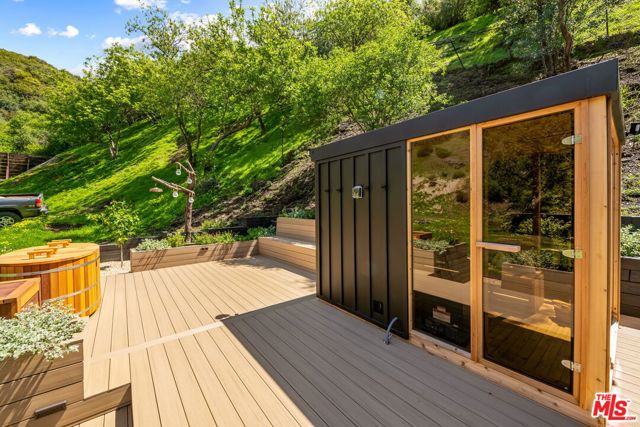 3476 Mandeville Canyon Road, Los Angeles CA: https://media.crmls.org/mediaz/6783f5cb-456d-43f4-93c6-69acd6856be9.jpg