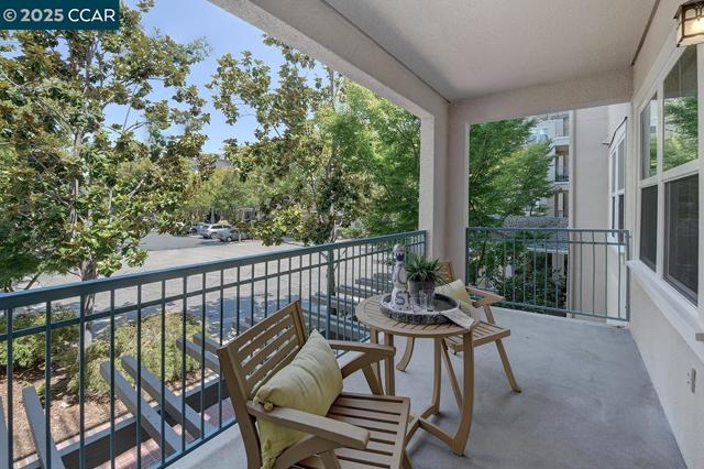 1840 Tice Creek Dr, Walnut Creek CA: https://media.crmls.org/mediaz/67841fca-4abb-4b18-abed-e00dd17fdf91.jpg