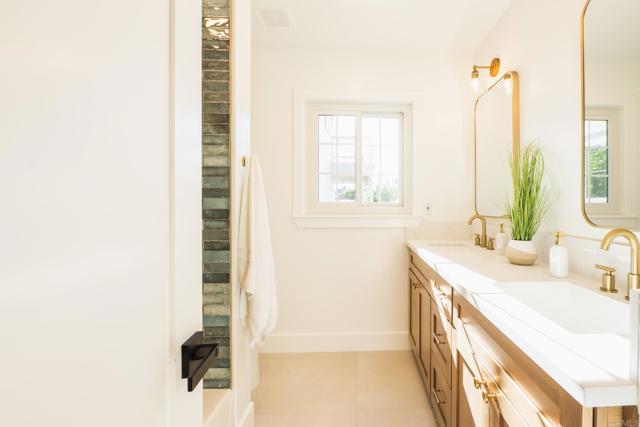 Detail Gallery Image 37 of 63 For 1045 Tarento Dr, San Diego,  CA 92107 - 4 Beds | 4 Baths