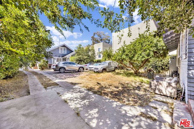 1215 W 39th Place, Los Angeles CA: https://media.crmls.org/mediaz/6785fa06-471a-4a3f-8726-10f331b1d4c6.jpg