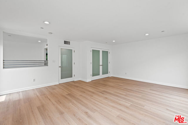 900 N West Knoll Drive, West Hollywood CA: https://media.crmls.org/mediaz/678655aa-5ad1-4514-a1e7-148595f11ac0.jpg