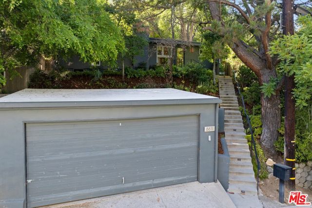 8811 Wonderland Avenue, Los Angeles CA: https://media.crmls.org/mediaz/678739e0-6f55-4ebf-9ea2-4d0673ed8b60.jpg