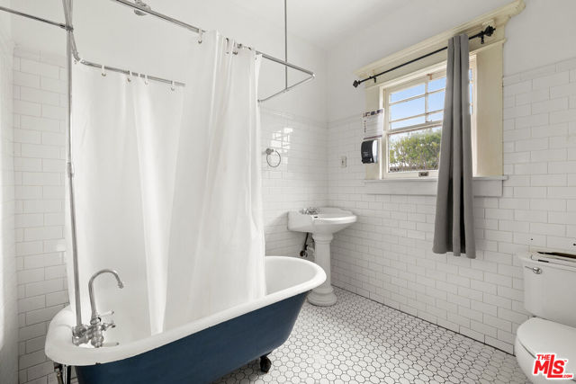 1311 S Westlake Avenue, Los Angeles CA: https://media.crmls.org/mediaz/6787513c-5838-42a6-98c6-b2886eb3406f.jpg