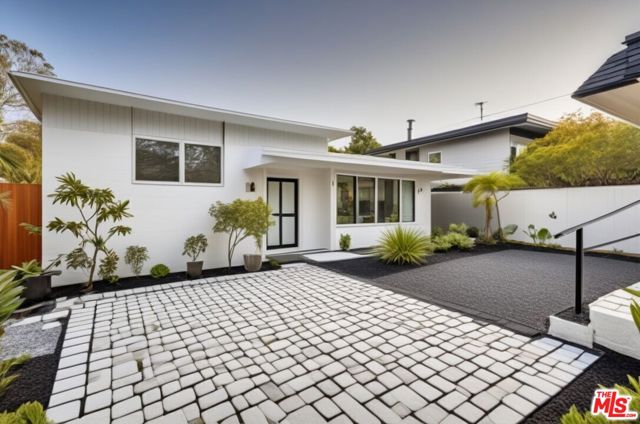 1207 S Harvard Boulevard, Los Angeles CA: https://media.crmls.org/mediaz/67882329-1163-47e7-9cc2-581609b49cd5.jpg