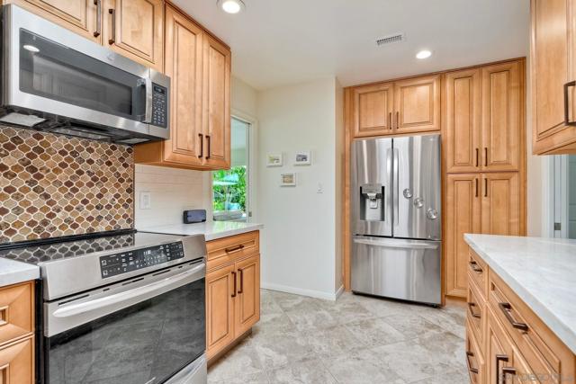 11668 Altoona Dr, El Cajon CA: https://media.crmls.org/mediaz/6788828f-59cf-4299-b229-df049cd9df83.jpg