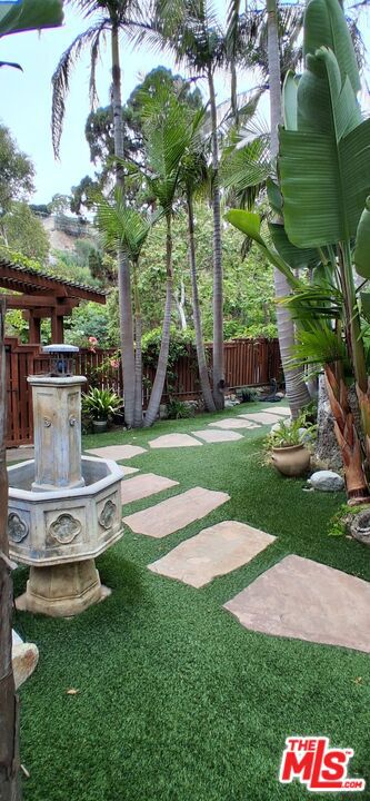454 E Rustic Road, Santa Monica CA: https://media.crmls.org/mediaz/6788b4f2-db6f-4793-8efc-78907004de36.jpg