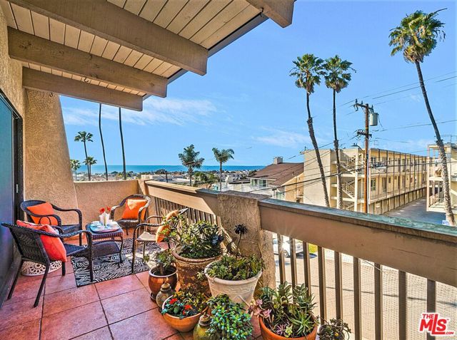 960 1ST Street, Hermosa Beach, California 90254, 2 Bedrooms Bedrooms, ,1 BathroomBathrooms,Residential,Sold,1ST,22130025