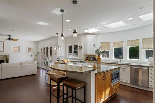 515 N Acacia Ave, Solana Beach CA: https://media.crmls.org/mediaz/678a33d2-07f7-49b7-a1ee-4d9afa7ebaf8.jpg