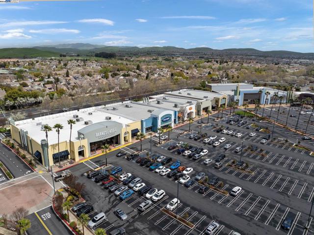 5089 Winterbrook Ave, Dublin CA: https://media.crmls.org/mediaz/678a5131-11be-46f7-9dd5-8f7559fb8956.jpg