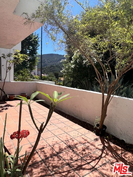 1629 Michael Lane, Pacific Palisades CA: https://media.crmls.org/mediaz/678a51c9-ac9b-471a-8daf-fc6f4e1db9b4.jpg