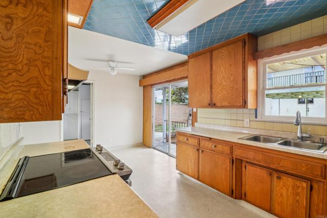 1906 08 S Broadway, Oceanside CA: https://media.crmls.org/mediaz/678ac22d-b5d3-48dd-90aa-8c04e32cf97a.jpg