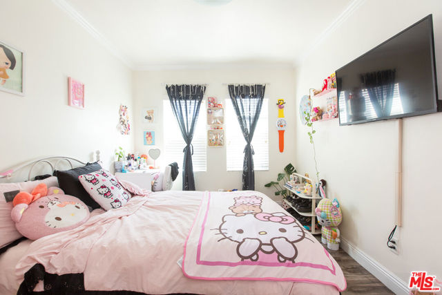 4504 Maplewood Avenue, Los Angeles CA: https://media.crmls.org/mediaz/678adc64-1d11-47b7-9707-1fd47b3f2a97.jpg