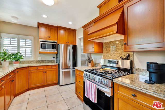 10257 Camarillo Street photo 13
