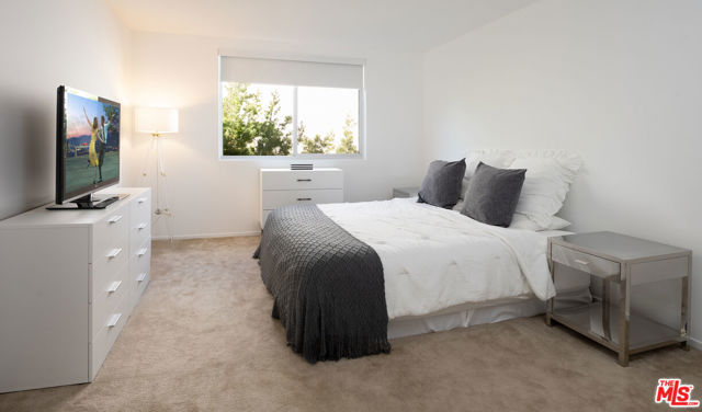 927 N Kings Road, West Hollywood CA: https://media.crmls.org/mediaz/678bc57a-fe51-4cfb-bf98-ee4764e991f9.jpg