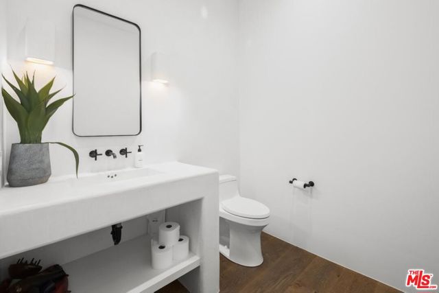 27405 Pacific Coast Highway, Malibu CA: https://media.crmls.org/mediaz/678c3d2c-2600-454f-b62a-1bc0364ffadb.jpg