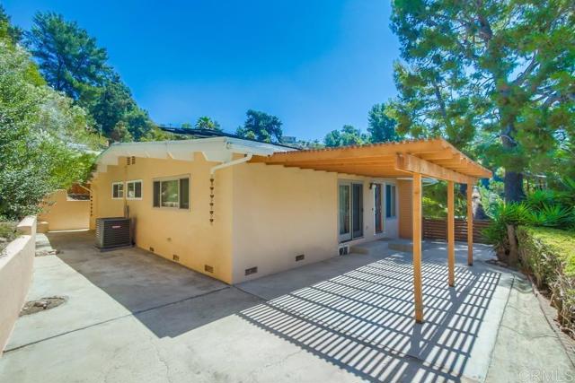 6032 Adobe Falls Rd, San Diego CA: https://media.crmls.org/mediaz/678cbc55-1047-4a95-b2be-1f13412442d8.jpg