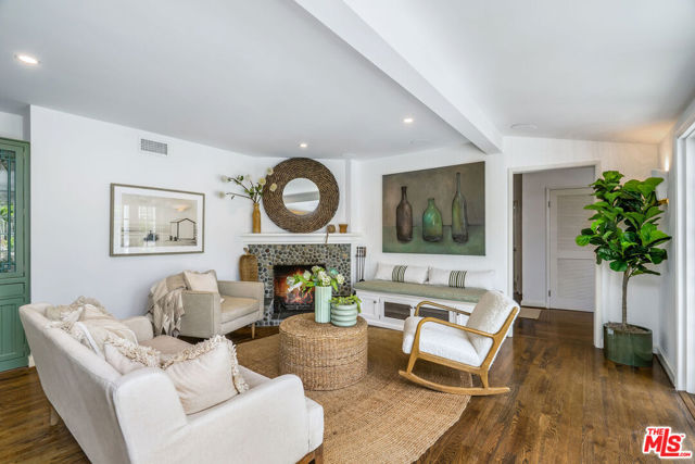 10155 Valley Spring Lane, Toluca Lake CA: https://media.crmls.org/mediaz/678e8124-f9f0-4964-9ce1-b0eff469afea.jpg