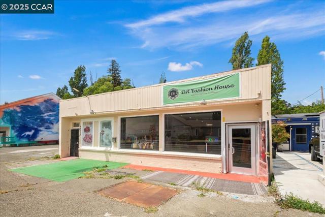 4955 Appian Way, El Sobrante CA: https://media.crmls.org/mediaz/678ede93-16ce-4d80-a396-192d3d042105.jpg