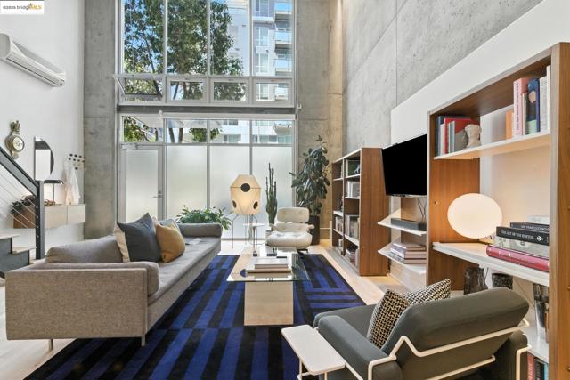 311 Oak St, Oakland CA: https://media.crmls.org/mediaz/678f03ef-b421-425d-b82a-676978b820d2.jpg