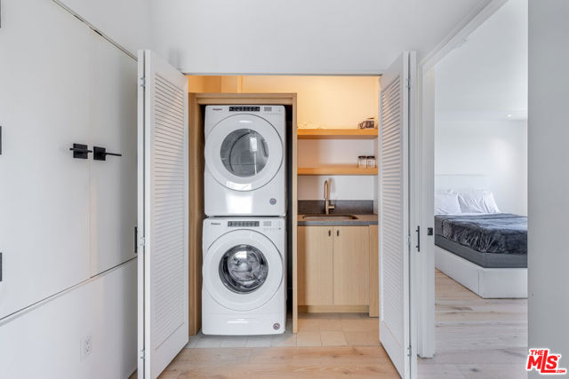 610 S Van Ness Avenue, Los Angeles CA: https://media.crmls.org/mediaz/678f3777-ec27-45bf-be9a-e2236dec7094.jpg