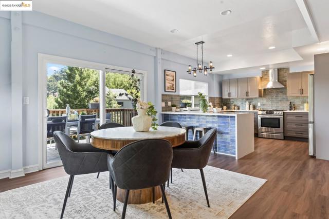 6533 Chelton DR, Oakland CA: https://media.crmls.org/mediaz/678fb4f7-4d10-4610-88e7-3d9edab1c9dc.jpg