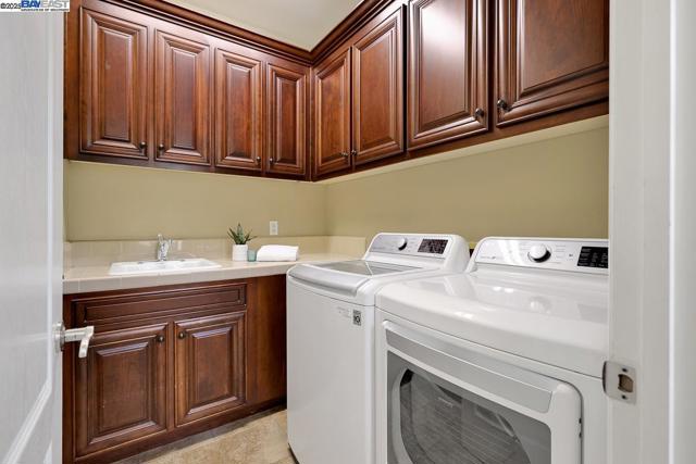 1037 Sunset Creek Ln, Pleasanton CA: https://media.crmls.org/mediaz/67912a87-c6b4-4da4-b574-67c90b9c9c3e.jpg