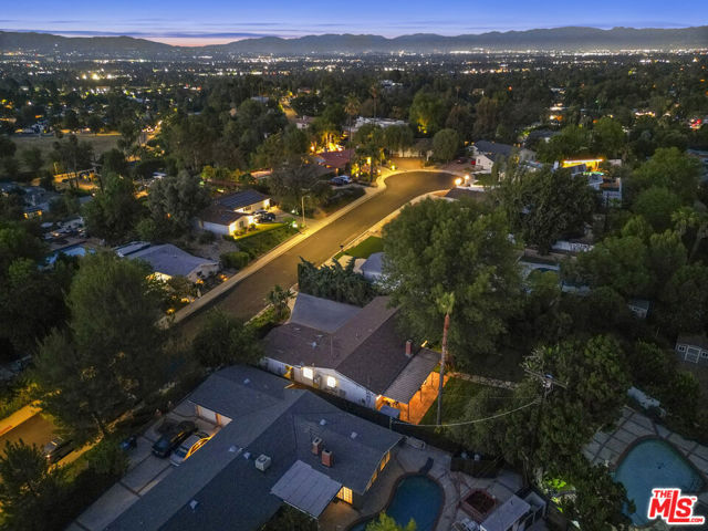 20338 Coulson Street, Woodland Hills CA: https://media.crmls.org/mediaz/6792ccf9-cf56-4432-9130-f7a3a8c52cd9.jpg
