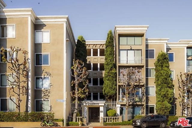 8455 Fountain Avenue, West Hollywood CA: https://media.crmls.org/mediaz/6792feb5-6f5f-41f3-9924-d757a128aa49.jpg