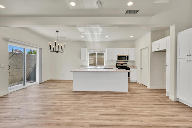33912 Whispering Palms Trail, Cathedral City CA: https://media.crmls.org/mediaz/6793e3af-77fb-4755-840d-87faf746f4ff.jpg
