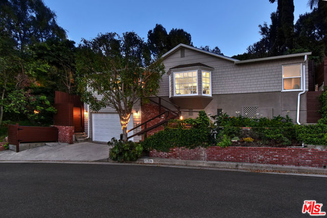 15200 Del Gado Drive, Sherman Oaks CA: https://media.crmls.org/mediaz/67944436-e92f-4985-8310-4987ce3d1ad7.jpg