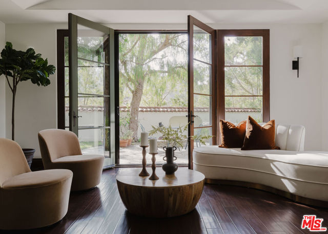 9301 Cherokee Lane, Beverly Hills CA: https://media.crmls.org/mediaz/679486c1-ee67-4398-81b6-a59bee52a495.jpg