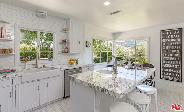 10999 Ojai Santa Paula Road, Ojai CA: https://media.crmls.org/mediaz/67965e05-abe4-43de-bbae-f6fd35761c3e.jpg