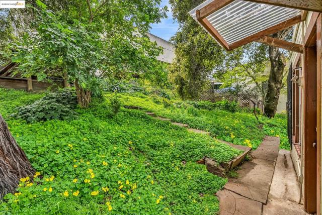 2340 Virginia St, Berkeley CA: https://media.crmls.org/mediaz/679736c3-ccbf-4e34-a9b9-8c29a1c91c40.jpg