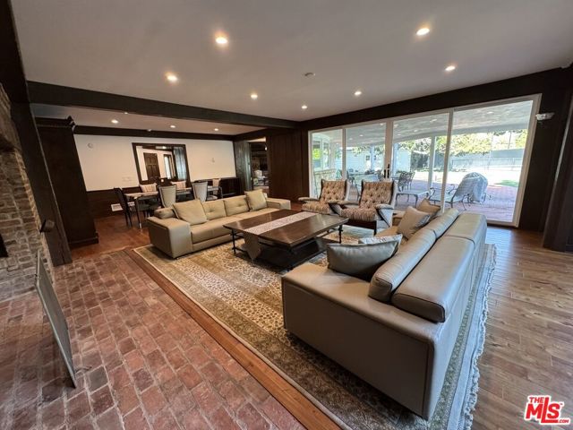 814 Foothill Road, Beverly Hills CA: https://media.crmls.org/mediaz/6798a9e1-0f0a-4d85-925f-928d682a63a8.jpg