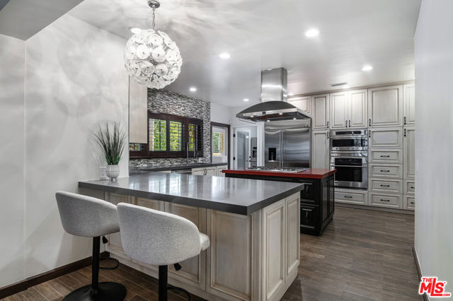 664 S Highland Avenue, Los Angeles CA: https://media.crmls.org/mediaz/679aa14d-6b49-4ac9-bc05-cfc76c036e15.jpg