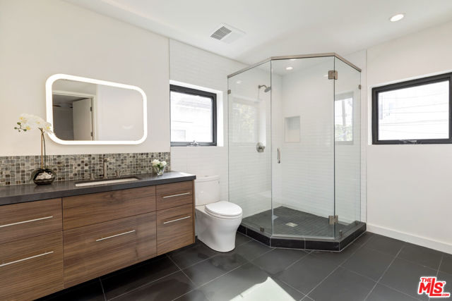 139 Hollister Avenue, Santa Monica CA: https://media.crmls.org/mediaz/679acb37-f108-4f08-b225-c88bd5ec88d0.jpg