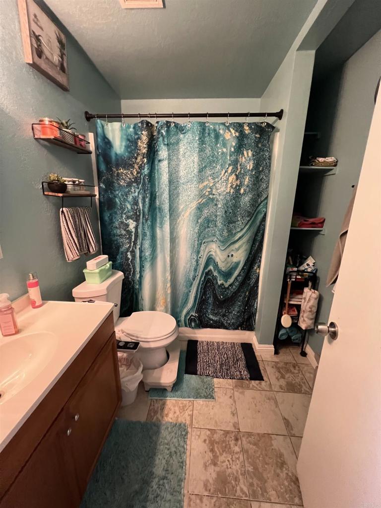 https://media.crmls.org/mediaz/679af57f-b657-4071-89e8-994d454fa724.jpg?preset=X-Large