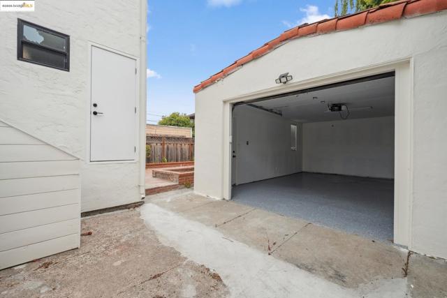 1207 Cedar St, Berkeley CA: https://media.crmls.org/mediaz/679cbfd2-bf3b-4b00-b599-1fb2e85e009a.jpg