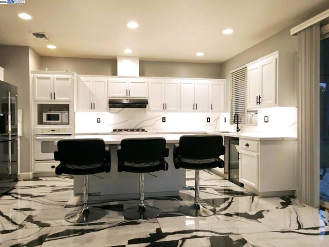 556 Sherborne Court, Galt CA: https://media.crmls.org/mediaz/679cc391-3f29-4e35-ac93-bfc1c6c34c05.jpg